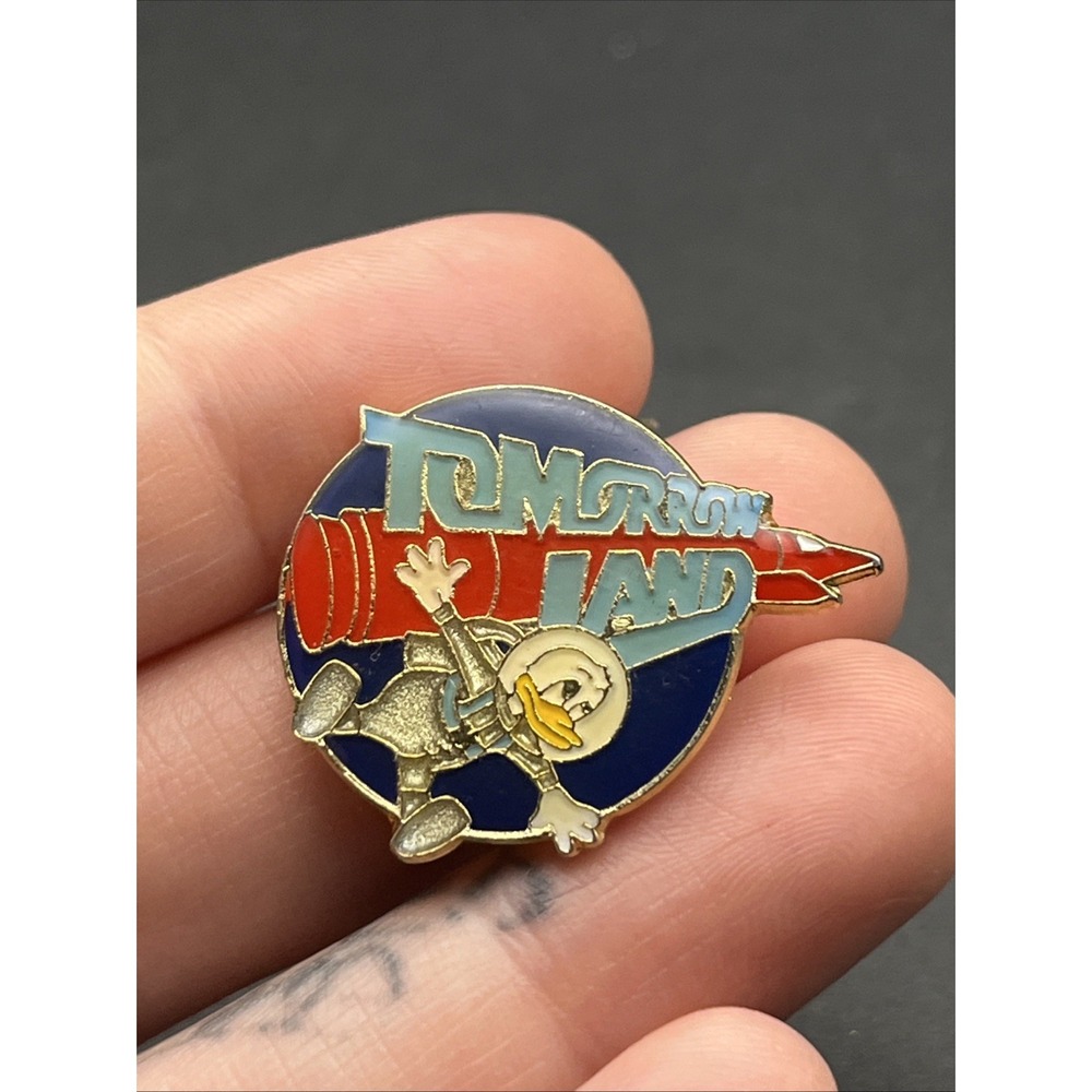 Disney Tomorrowland Donald Duck Astronaut Outer Space Lapel Hat Pin